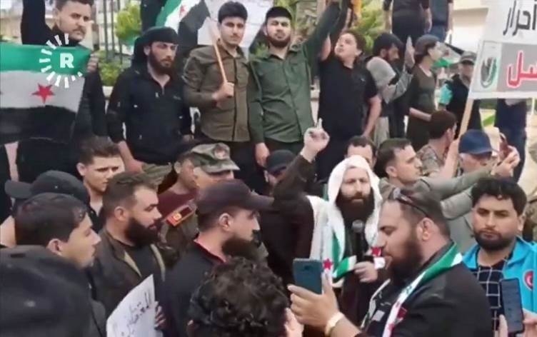 Erebên hawirde li Efrînê xwepêşandan kirin: Bila Sûrî yên li Tirkiyê venegerin!