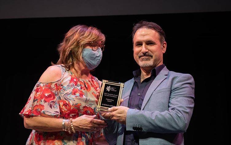 Şêwekarê Kurd Luqman Ehmed li Amerîkayê xelat wergirt