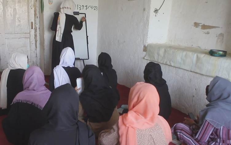 Li Efxanistanê xwendekarên keç bi dizî dixwînin