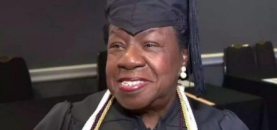 عمرها 82 عاماً .. أميركية تحقق حلمها بالتخرج من الجامعة