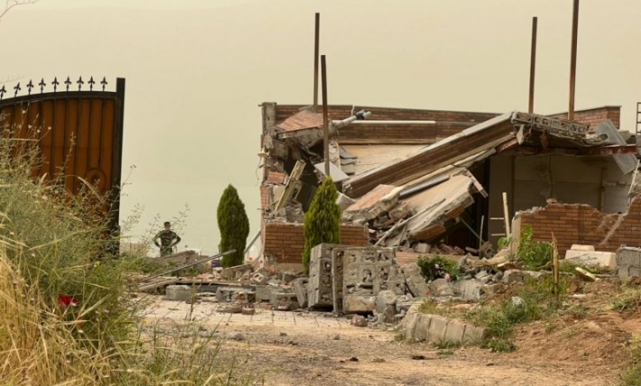 Mehabad – Çendîn xanî û xwaringehên welatiyan li derdora bendavê hatin hilweşandin