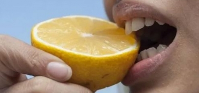 تحذير من تأثير تناول الليمون على الأسنان