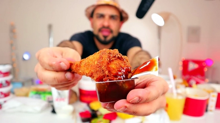 لماذا نعشق مشاهدة فيديوهات الأكل عند الشعور بالجوع؟