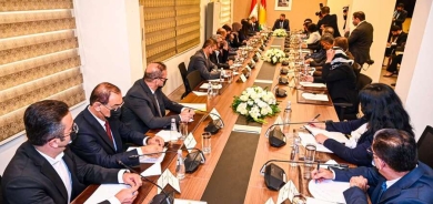 Serokwezîr serdana wezaretan dike