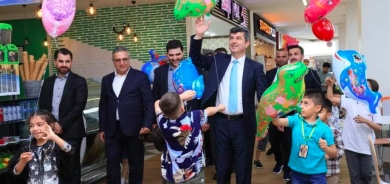 في اليوم العالمي للطفل .. محافظ دهوك يلعب مع أبناء الشهداء ويقدم لهم الهدايا