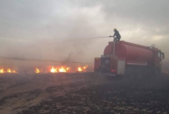 آكري: الصواعق تتسبب بحريق كبير في الأراضي الزراعية