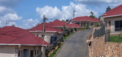 یەکەم گروپی  پەناخوازانی نایاسایی لە بەریتانیاوە دەگوازرێنەوە بۆ ڕواندا