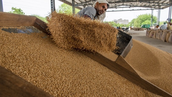 Iraq approves $17 billion finance bill to pay Iran gas debt, buy grain