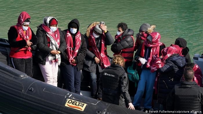 UK to send first asylum seekers to Rwanda