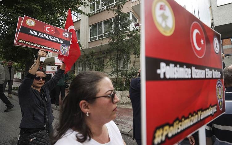 Li ber Navenda Giştî ya HDPê xwepêşandan