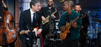 وەزیری دەرەوە گیتار دەژەنێت