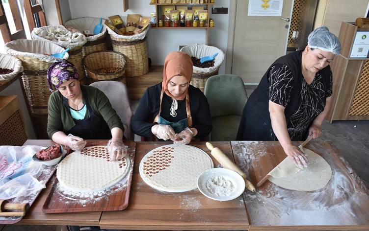 Li Geverê jin xwarinên Kurdî çêdikin û difroşin