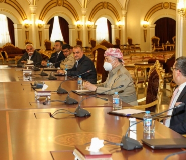 سەرۆک بارزانی پێشوازیی لە شاندێکی نووسەر و ڕۆشنبیر و ئەکادیمستی ڕۆژهەڵاتی کوردستان کرد