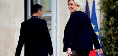 ماكرون يبحث عن حلول لمأزقه السياسي