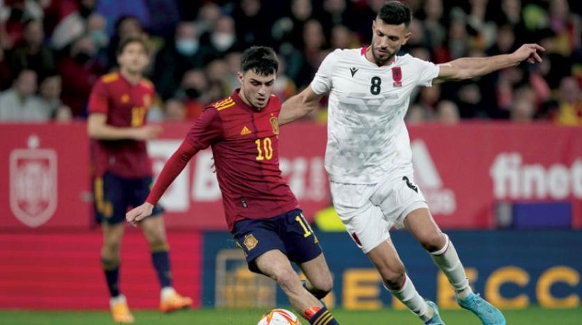 من الشاطئ إلى برشلونة... أسلوب بيدري الهادئ يبهر جماهير إسبانيا