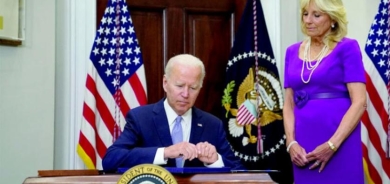 بايدن يوقع قانون تنظيم حمل الأسلحة