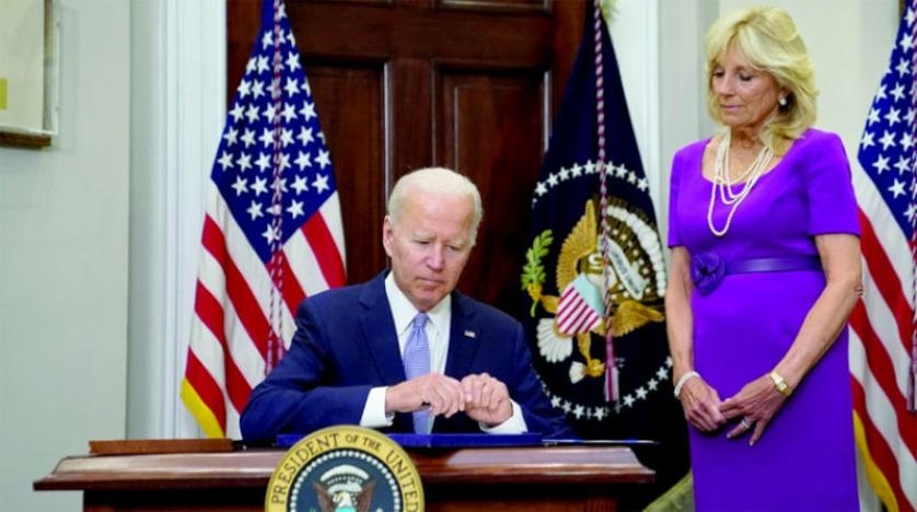 بايدن يوقع قانون تنظيم حمل الأسلحة