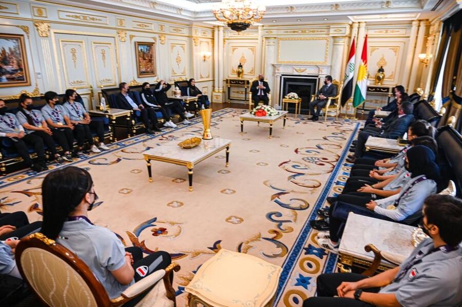 Serokwezîr pêşwaziya tîma fotbolê ya jinan ya Îraqê kir