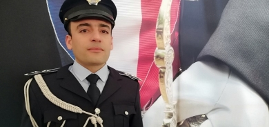 Kurdekî li Fransayê bawernameya efserê polîs bi dest xist