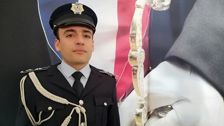 Kurdekî li Fransayê bawernameya efserê polîs bi dest xist