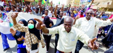 مدن سودانية تنتفض... وحشود قرب القصر