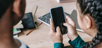 ما تأثير الأجهزة الذكية على الصحة النفسية وسعادة الأطفال؟