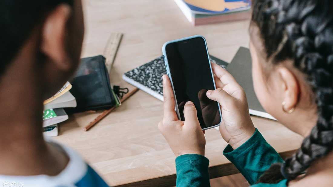 ما تأثير الأجهزة الذكية على الصحة النفسية وسعادة الأطفال؟