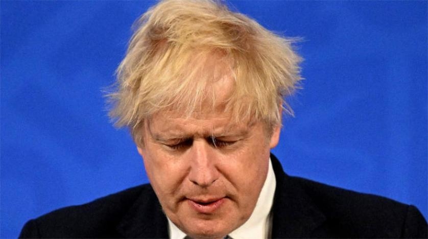 ضربة موجعة لجونسون بعد استقالة وزيرين بارزين