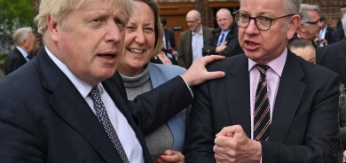 بوريس جونسون يكافح من أجل البقاء... ووزير الأمن يستقيل