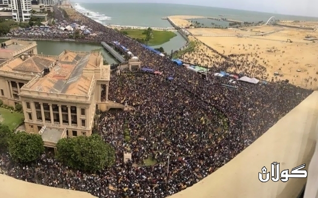 خۆپیشاندەرانی سریلانكا ئاگریان لە کۆشکی سەرۆکایەتیی وڵاتەكە بەردا