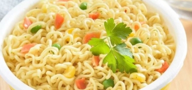 الإندومي.. وجبة يعشقها الملايين لكن ماذا عن مخاطرها