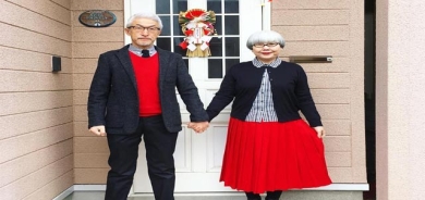 (37) ساڵە هەمان جلوبەرگ دەپۆشن