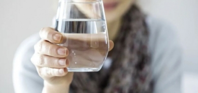 عدم شرب كمية كافية من الماء في الطقس الحار قد يؤدي إلى جلطات دموية