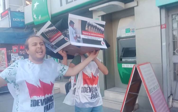 Li Stenbolê li ber avahiya AKPê topbarana Zaxo hat şermezarkirin