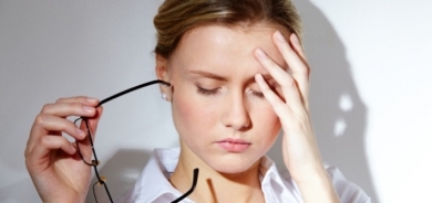 طبيبة تكشف أسباب الصداع النصفي في الصيف