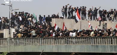 Xwepêşander daxwaza hilweşandina Parlamento û Dadgeha Federalî dikin