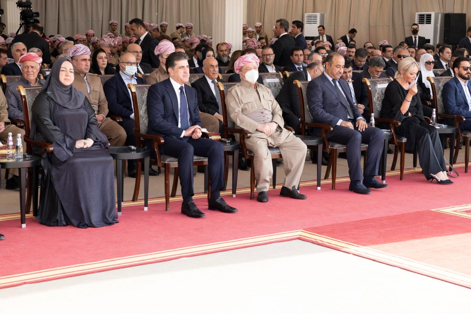 بحضور الرئيس بارزاني ومسؤولين في الحكومتين الاتحادية وإقليم كوردستان..مراسم استقبال رفاة 100 من المؤنفلين البارزانيين