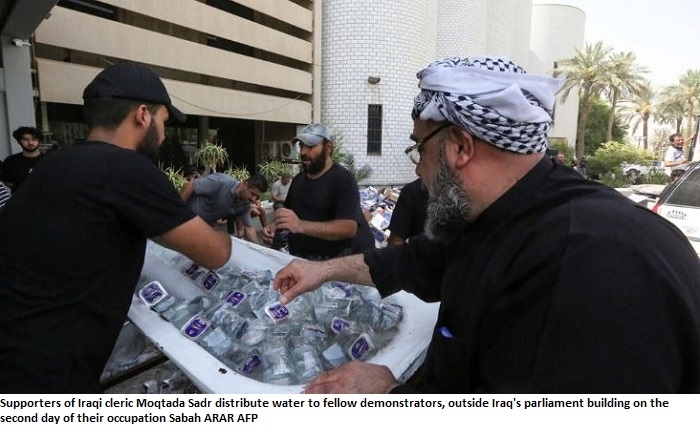 Hundreds camp at Iraqi parliament for second day