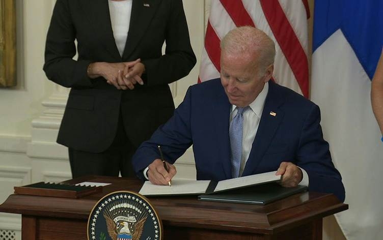 Biden endambûna Swêd û Fînlandê bo NATOyê îmze kir