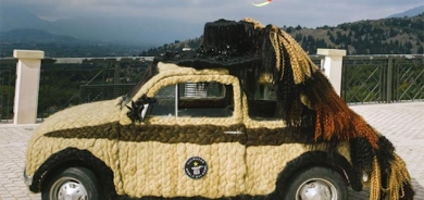 ئوتمبێلی داپۆشراو بە قژی خانمان