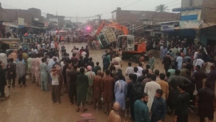 Li Pakistanê kamyona barhelgir bi ser otobûsê de qulibî: 13 kes mirin