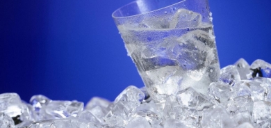 تحذير من شرب الماء البارد .. ماذا حدث لشاب شرب زجاجتين من الماء المثلج؟