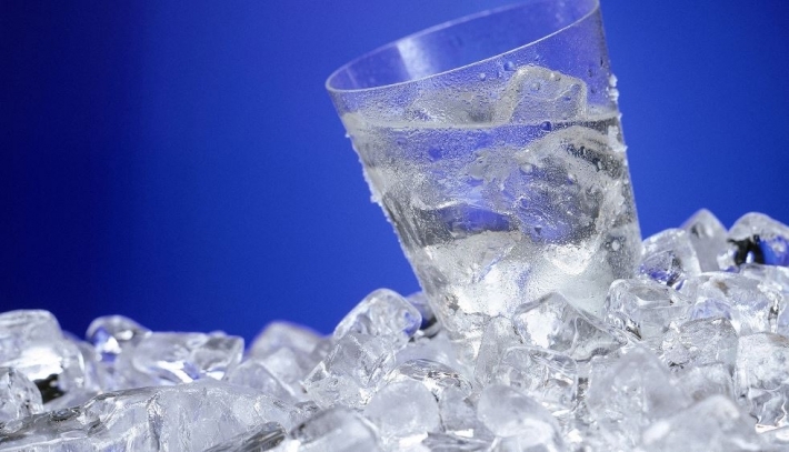 تحذير من شرب الماء البارد .. ماذا حدث لشاب شرب زجاجتين من الماء المثلج؟