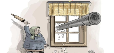 كاریكاتێرباس لە ئافرەتێك دەكات، كاتێك لوولەی تانكەكان لە پەنجەرەی ماڵەكەی