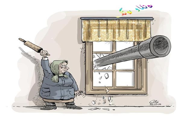 كاریكاتێرباس لە ئافرەتێك دەكات، كاتێك لوولەی تانكەكان لە پەنجەرەی ماڵەكەی