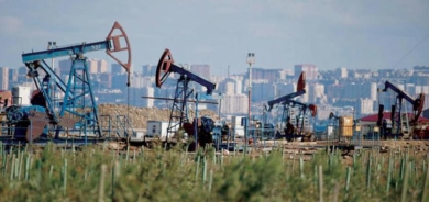 النفط يواصل خسائره في جلسة متقلبة