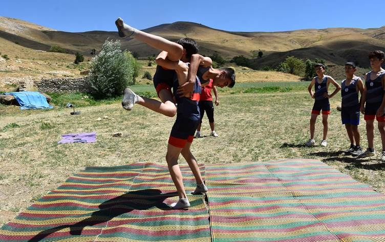 Zoranbaz li zozanan rahênana şampiyoniyê dikin