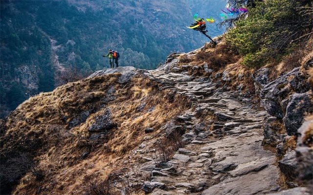 پیاو و ئافرەتێك خولیای شوێنی بەرزن