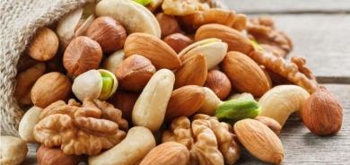 طبيب يحدد المكسرات المفيدة للقلب والمناعة