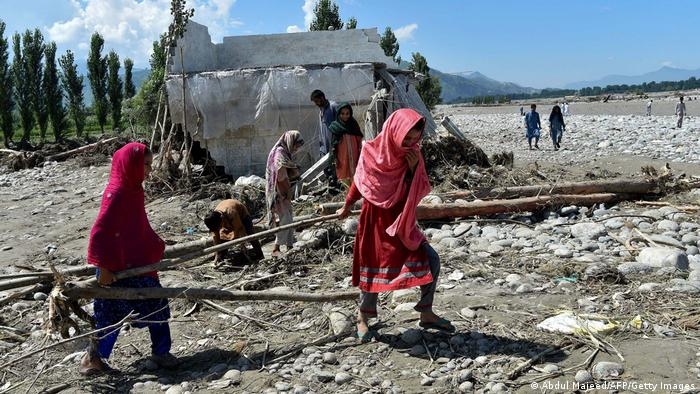Pakistan flooding: Death toll in 'climate catastrophe' tops 1,000